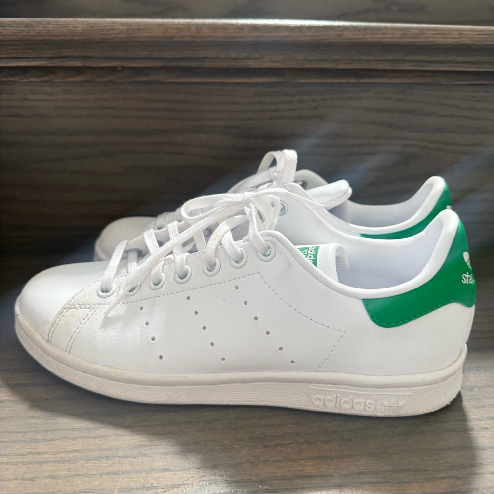 Stan smith Adidas Classic White and Green Shoes size 5.5  youth